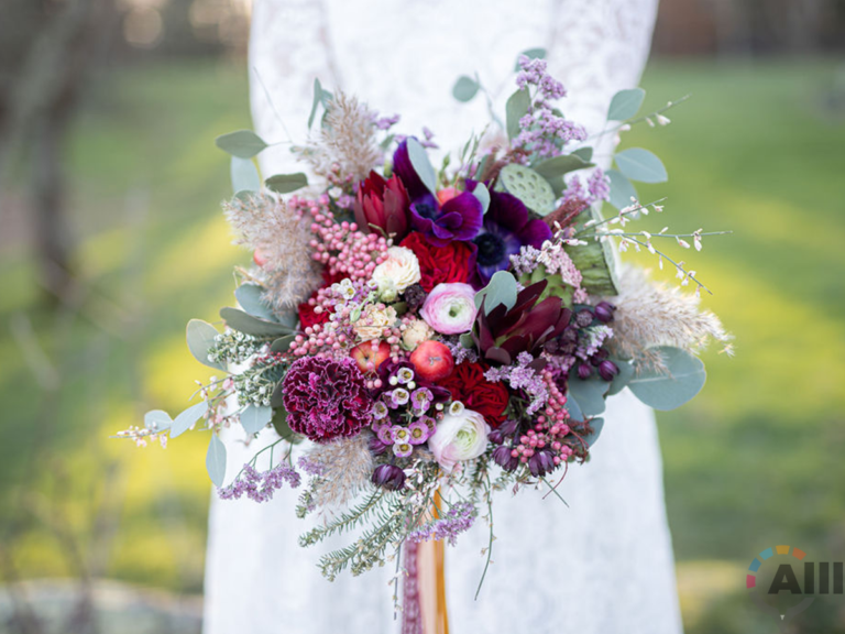 Photo de bouquet de mariage ultraviolette fleuriste à morlaix